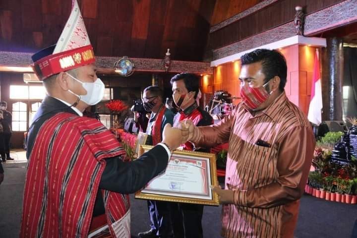 Penghargaan kepada Desa terbaik DESA SANGKARAN