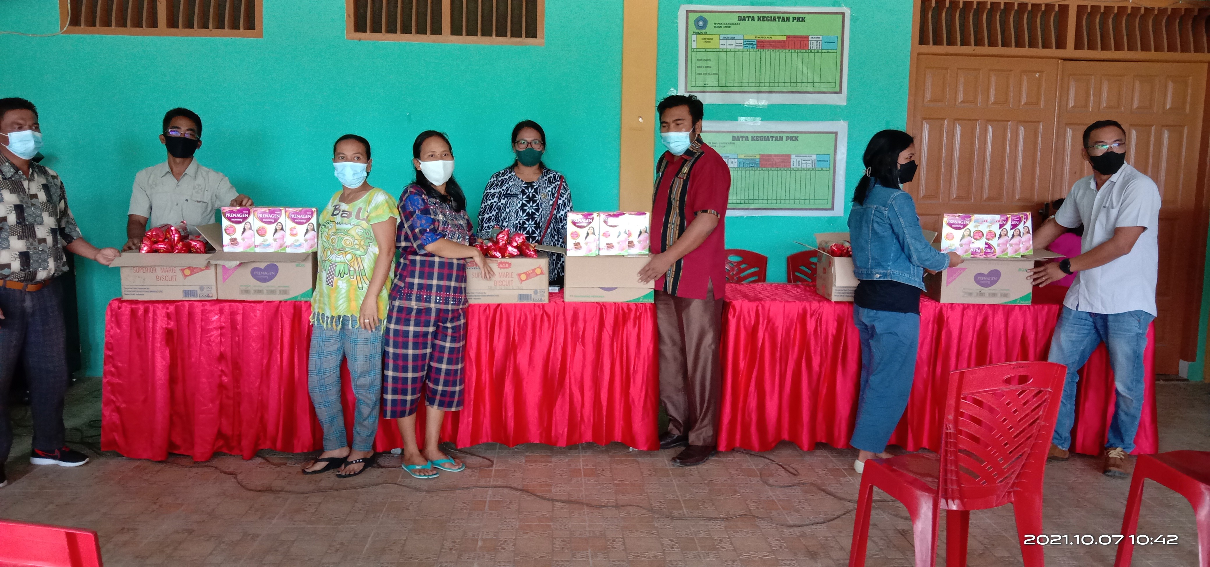 Pemberian MAKANAN TAMBAHAN untuk IBU HAMIL & ANAK STUNTING DESA SANGKARAN